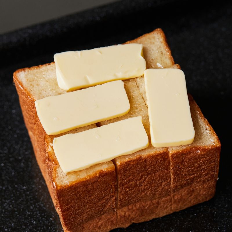 식빵 위에 꿀을 뿌리고 무염버터를 올려 법랑접시에 올려주세요.
(tip. 꿀이 칼집 사이사이 골고루 들어가도록 뿌려주세요)