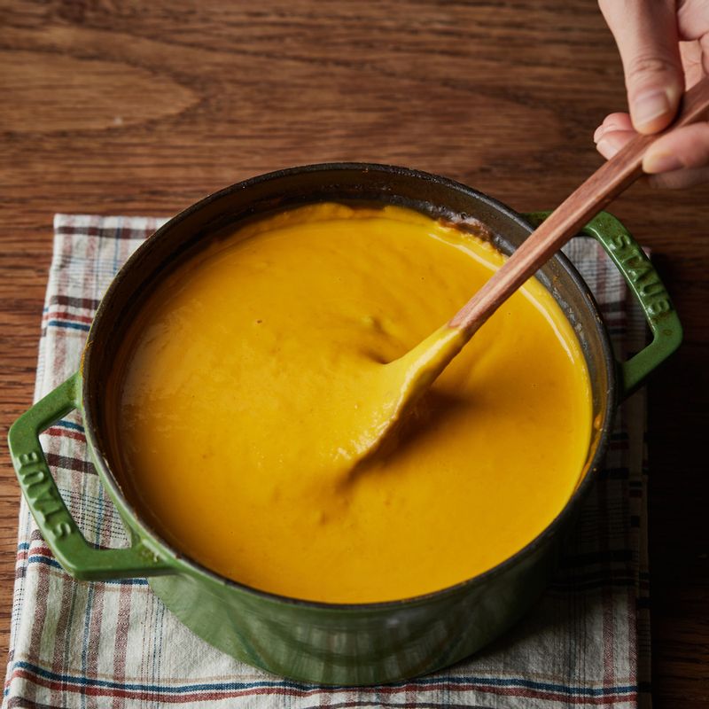 갈아둔 재료에 우유와 생크림을 넣고 약불에서 5분 정도 저어가며 끓이다가 올리고당으로 단맛을 조절해 주세요.