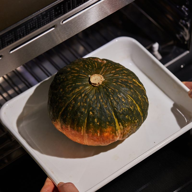 석쇠를 조리실 바닥에 넣고 단호박을 담은 내열 용기에 올린 후 광파오븐 수동 요리 <스팀 레인지>에서 5분간 익혀주세요. * 광파오븐 스팀 물통에 물을 채우고 시작해주세요.