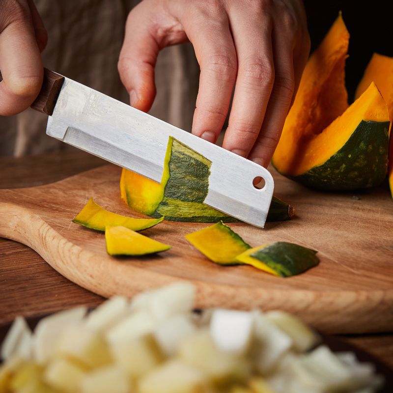 단호박은 반으로 갈라 속을 판 후 껍질을 벗기고 감자, 양파는 껍질을 제거하고 잘게 썰어주세요.