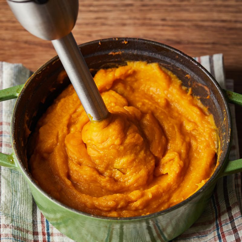 달군 냄비에 버터를 녹인 후 양파, 감자, 단호박을 넣고 약간의 소금을 넣어 볶은 후 물을 붓고 15~20분 정도 푹 끓인 후 한 김 식혀 블렌더로 갈아주세요.