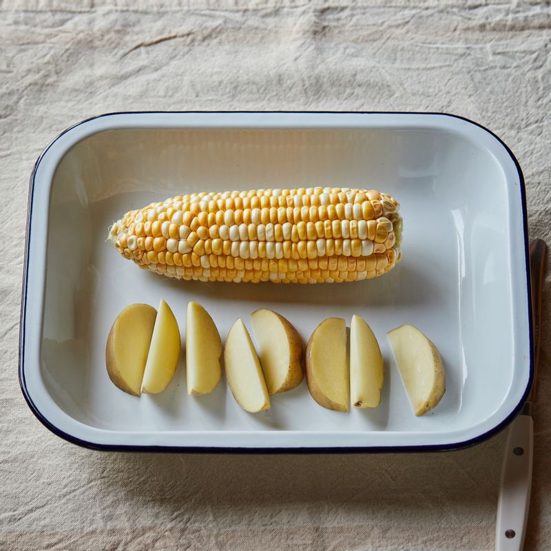 내열 용기에 옥수수와 감자를 담아주세요. 법랑 접시에 석쇠를 놓고 내열 용기를 올려 1단에 넣고 광파오븐 수동 요리 <스팀 레인지>에서 5분간 익혀주세요. * 광파오븐 스팀 물통에 물을 채우고 시작해주세요.