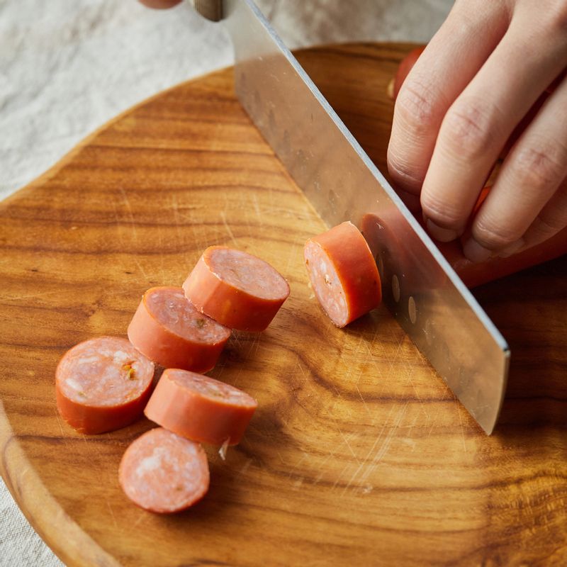 소시지는 먹기 좋게 썰어 주세요. 감자는 웨지 모양으로 썰어주세요.