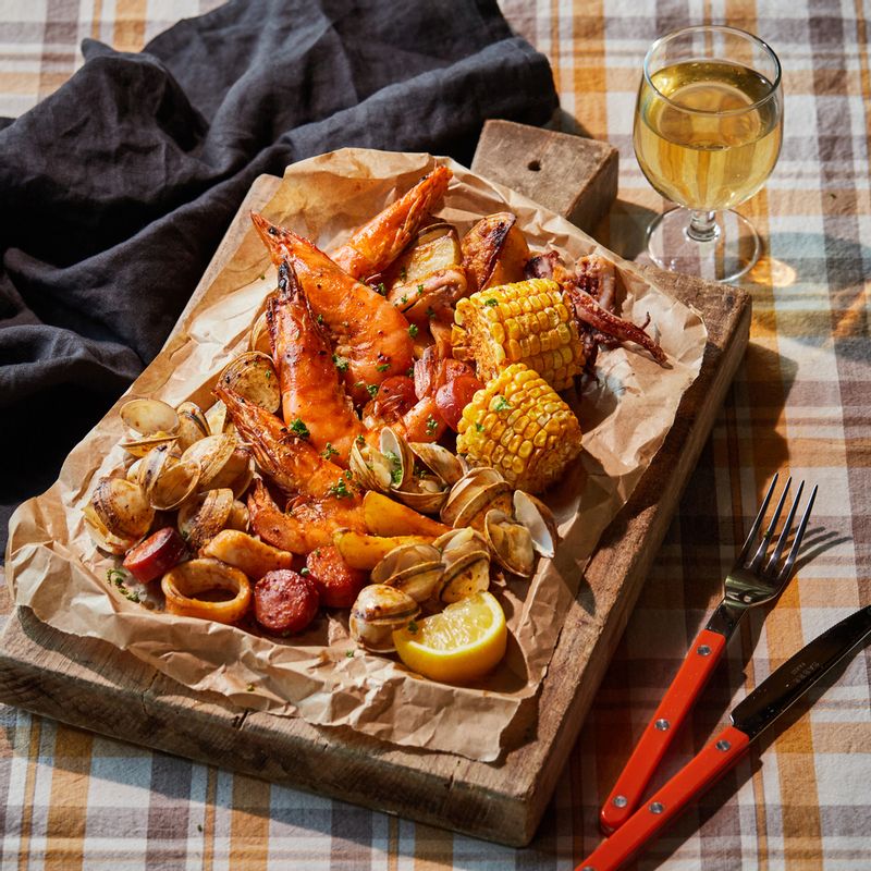 해산물, 조개, 오징어, 새우, 옥수수, 감자, 소시지, 메인요리