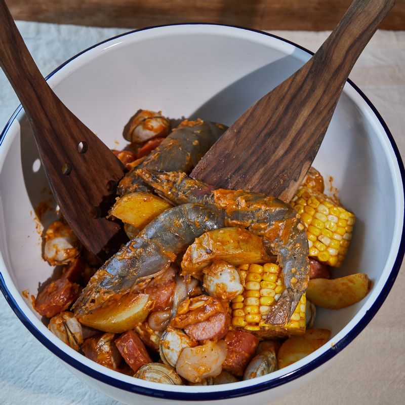 넓은 볼에 익힌 감자와 먹기 좋게 자른 옥수수, 손질한 해산물과 소시지를 넣고 양념 재료를 넣어 버무려주세요.