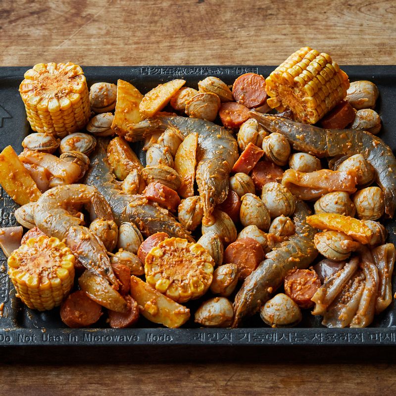 구이 전용 팬에 버무린 재료를 올려 펼친 후 4단에 넣고 광파오븐 수동 요리 <구이>에서 17분간 익혀주세요.
(tip. "오븐에 전송"버튼을 누르면 간단하게 설정할 수 있어요)