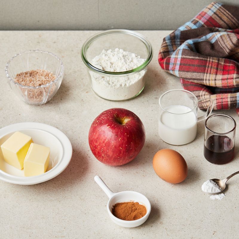 애플크럼블 머핀을 위한 재료 이미지로 사과,설탕,시나몬 가루,무염버터 등으로 구성 되어있습니다.
