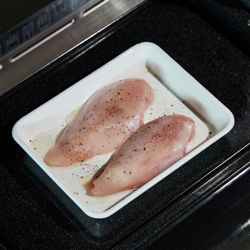 법랑 접시에 내열 용기를 올려 1단에 넣고 광파오븐 수동 요리 <스팀 찜>에서 30분간 익혀주세요. * 광파오븐 스팀 물통에 물을 채우고 시작해주세요.