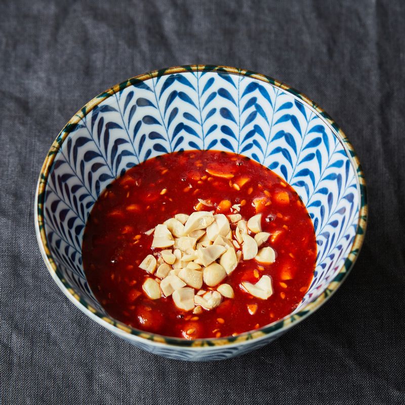 볼에 소스 재료를 넣어 섞어주세요.