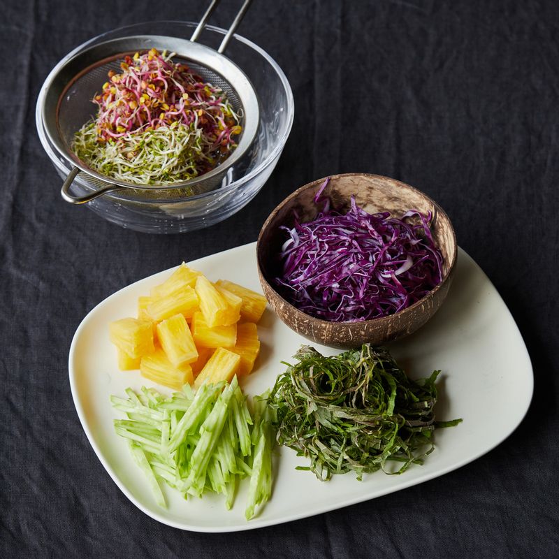 새싹은 흐르는 물에 헹궈 준비해 주세요. 적채, 오이, 깻잎은 얇게 채 썰어주세요. 파인애플은 먹기 좋게 잘라주세요.