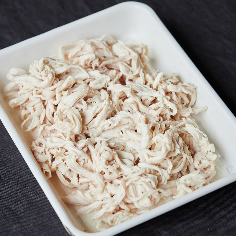 익힌 닭가슴살은 식혀서 가늘게 찢어주세요.