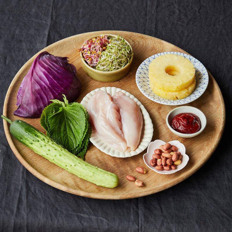 매콤 닭가슴살 무침을 위한 재료 이미지로 닭가슴살,적채,오이,깻잎,파인애플 등으로 구성 되어있습니다.