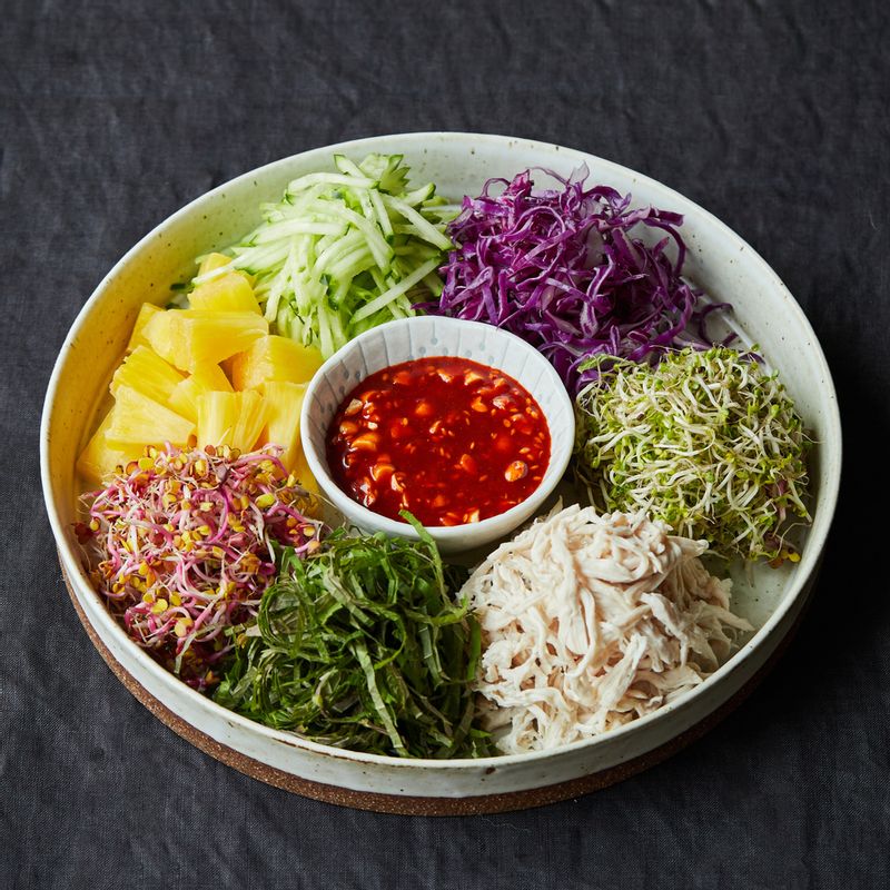 손질한 채소와 닭가슴살을 소스에 버무려 맛있게 즐겨주세요.
(tip. 접시에 채소와 닭가슴살을 가지런히 둘러 담으면 손님 상차림에 활용하기 좋아요)