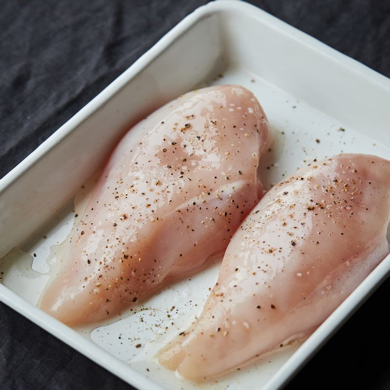 닭가슴살은 내열 용기에 담아 소금, 후춧가루를 뿌려 10분간 밑간해주세요.