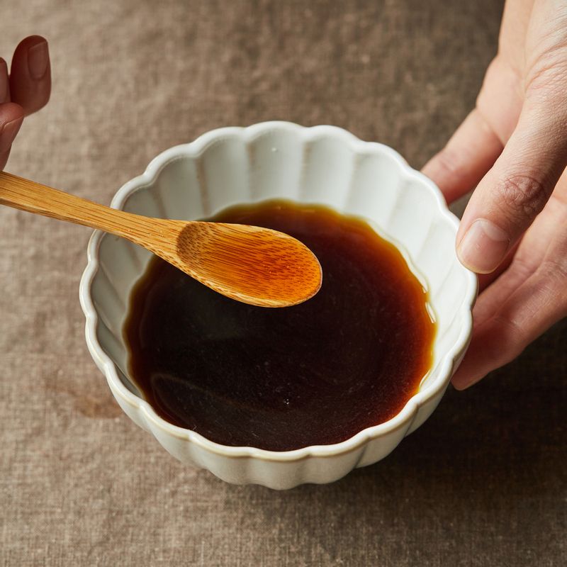 볼에 소스 재료를 넣고 섞어주세요.