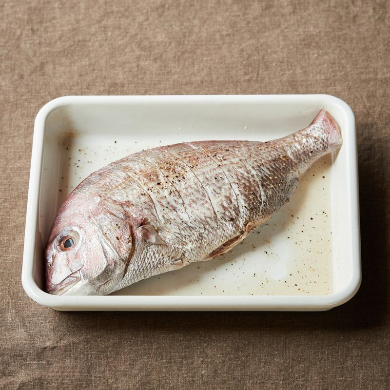 도미는 몸통에 칼집을 낸 후 청주와 레몬즙, 후춧가루를 뿌려 밑간해 주세요.