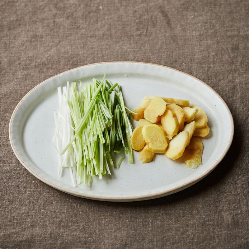 생강은 얇게 편 썰고 대파는 채 썰어주세요.