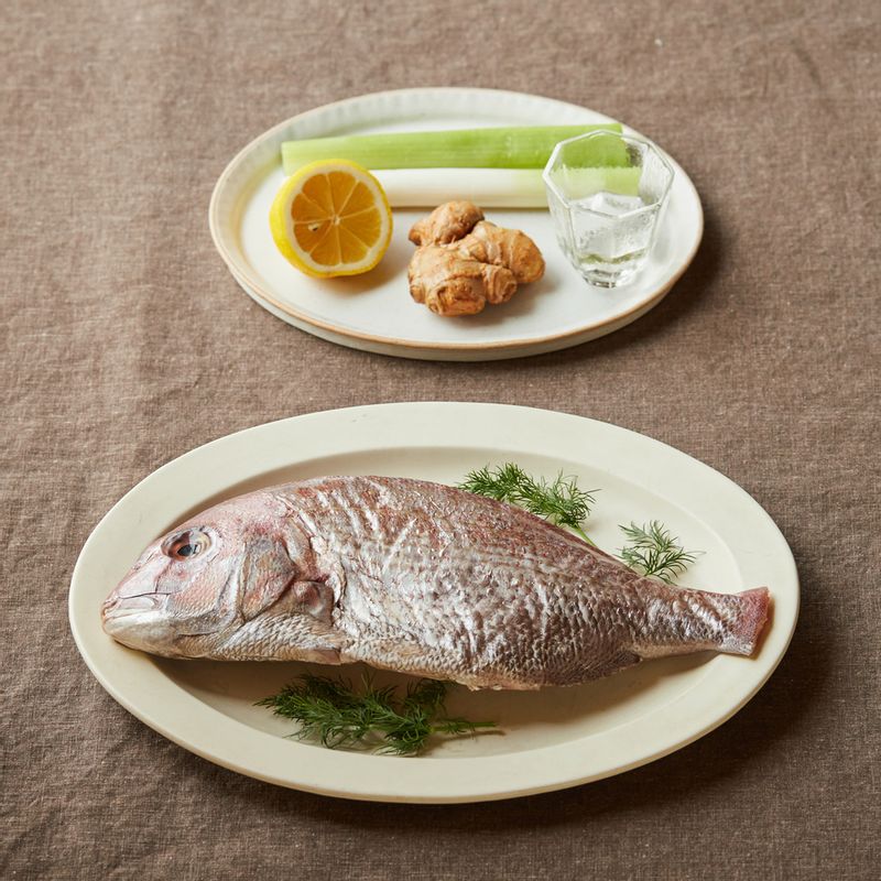 도미찜을 위한 재료 이미지로 손질 도미,대파,생강,청주,후춧가루 등으로 구성 되어있습니다.