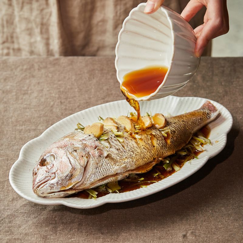 도미를 접시에 담고 남겨둔 채 썬 대파와 소스를 얹고 레몬을 올려 완성해 주세요.