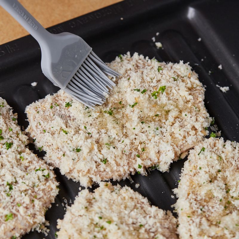 구이 전용 팬에 돈가스를 올린 후 표면에 식용유를 골고루 발라 주세요.