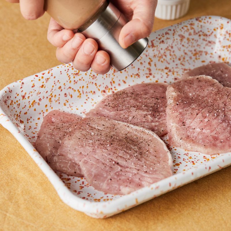 돈가스용 돼지고기 등심은 소금, 후춧가루로 밑간해 주세요.