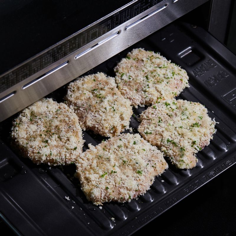 구이 전용 팬을 4단에 넣고 광파오븐 자동 요리 <에어프라이>에서 <수제돈가스>를 선택한 후 0.3kg으로 설정하고 시작해 주세요. 도중에 멜로디가 울리면 돈가스를 한번 뒤집고 계속 조리해 주세요.