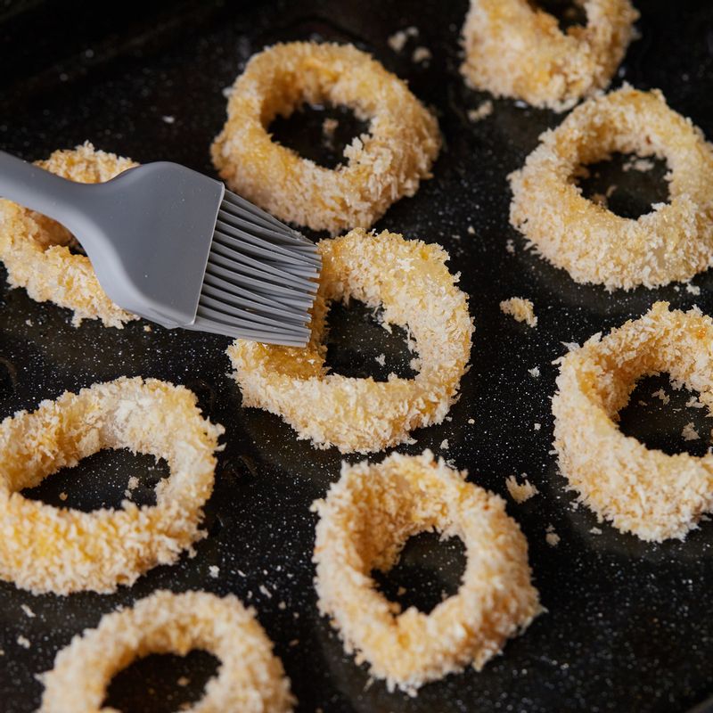 오징어를 법랑 접시에 올리고 표면에 기름을 골고루 발라주세요.