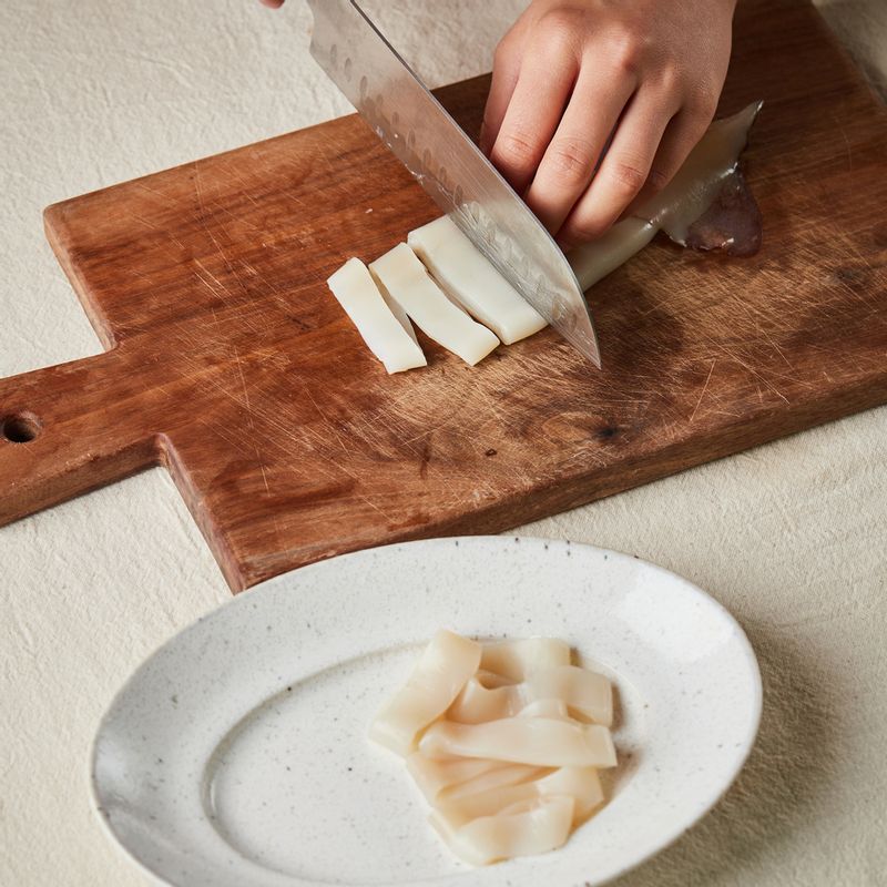 "오징어를 깨끗이 씻은 후 내장과 껍질을 제거하고 1cm 두께로 썰어주세요.
오징어의 물기를 제거해 주세요."