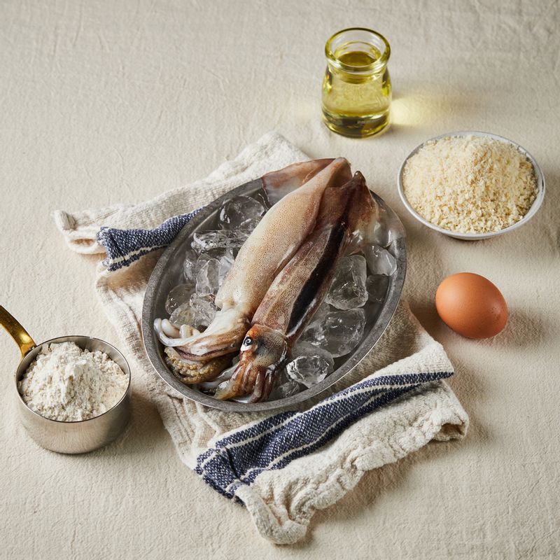 오징어링을 위한 재료 이미지로 생물 오징어,튀김가루,달걀,빵가루,식용유 등으로 구성 되어있습니다.