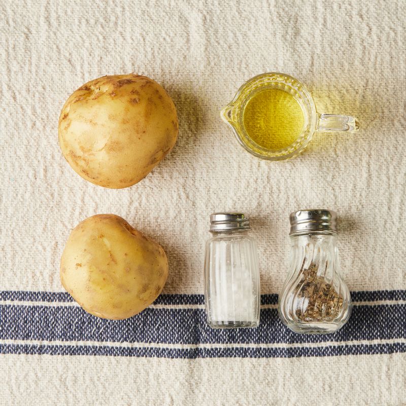 웨지감자을 위한 재료 이미지로 감자,허브솔트,식용유 등으로 구성 되어있습니다.