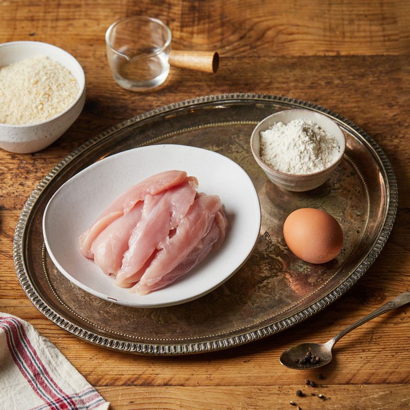 치킨 텐더을 위한 재료 이미지로 닭 안심,청주,튀김가루,달걀,빵가루 등으로 구성 되어있습니다.