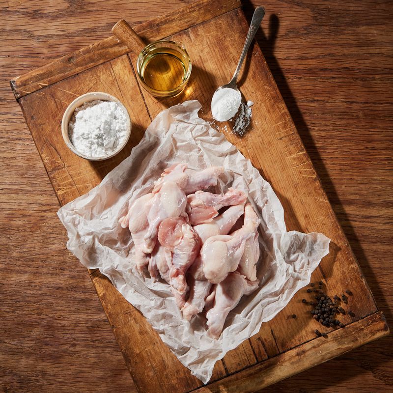 프라이드 치킨을 위한 재료 이미지로 닭봉(또는 닭 날개),전분,베이킹파우더,식용유,소금 등으로 구성 되어있습니다.