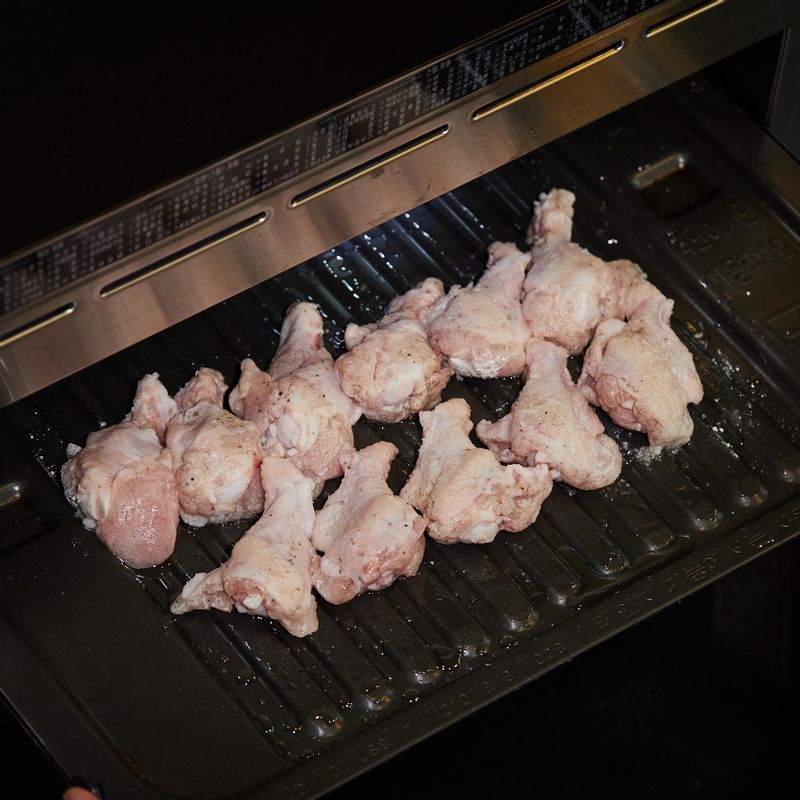 구이 전용 팬을 4단에 넣고 광파오븐 자동 요리 <에어프라이> 에서 <프라이드치킨> 0.4kg을 선택하여 튀겨 주세요.