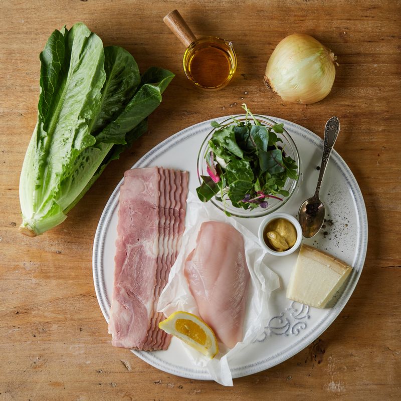 치킨 시저 샐러드을 위한 재료 이미지로 닭가슴살,로메인 상추,샐러드 채소,양파,파마산 치즈 등으로 구성 되어있습니다.