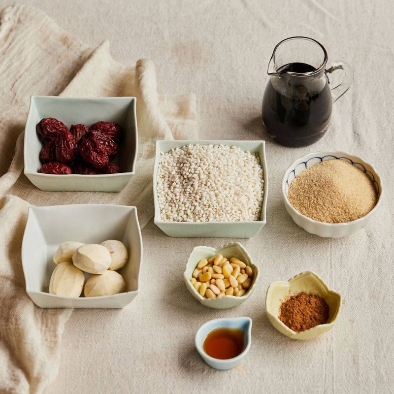 약식을 위한 재료 이미지로 찹쌀,깐밤,대추,잣,흑설탕 등으로 구성 되어있습니다.