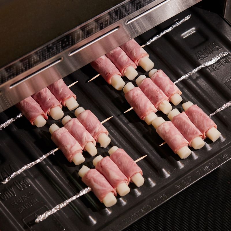 준비한 꼬치를 구이 전용 팬에 가지런히 올린 후 4단에 넣고 광파오븐 수동 요리 <구이> 에서 20분 으로 설정한 후 시작해 주세요. 13분이 지났을 때 떡꼬치에 양념을 바르고 치즈와 다진 파프리카를 올린 다음 계속 조리해 주세요.
(tip. "오븐에 전송" 버튼으로 조리하면 양념을 발라야 할 시간에 멜로디가 울려요. 멜로디가 울리면 오븐을 열어 5분 내로 떡꼬치에 양념을 바르고 치즈와 다진 파프리카를 올려주세요. 광파오븐을 닫고 다시 시작 버튼을 눌러주면 연속조리 됩니다)