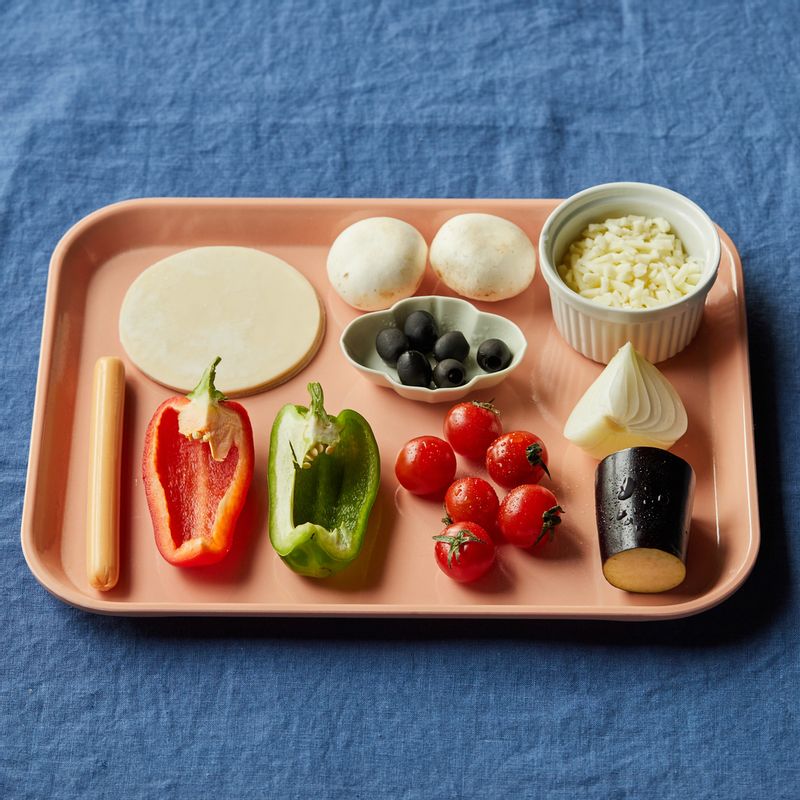 한입 피자을 위한 재료 이미지로 만두피,소시지,방울토마토,양송이버섯,파프리카(초록, 빨강) 등으로 구성 되어있습니다.