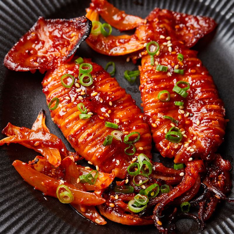 완성된 통오징어 양념구이를 접시에 담아 맛있게 즐겨주세요.