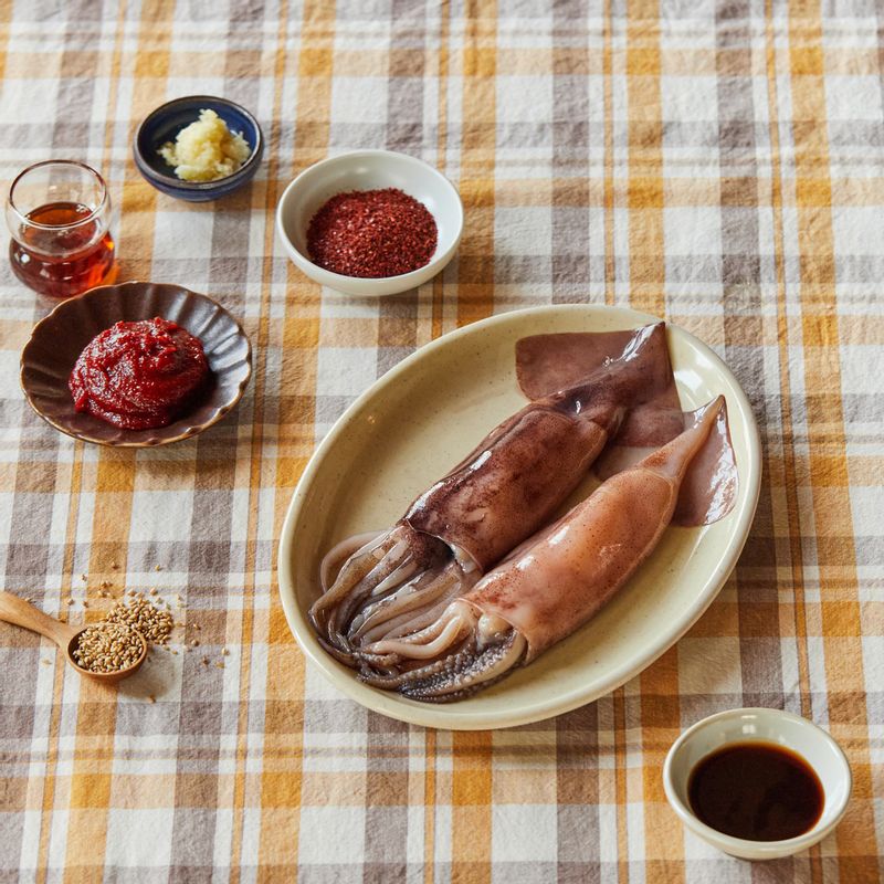 통오징어 양념구이을 위한 재료 이미지로 오징어,남은 야채 등으로 구성 되어있습니다.