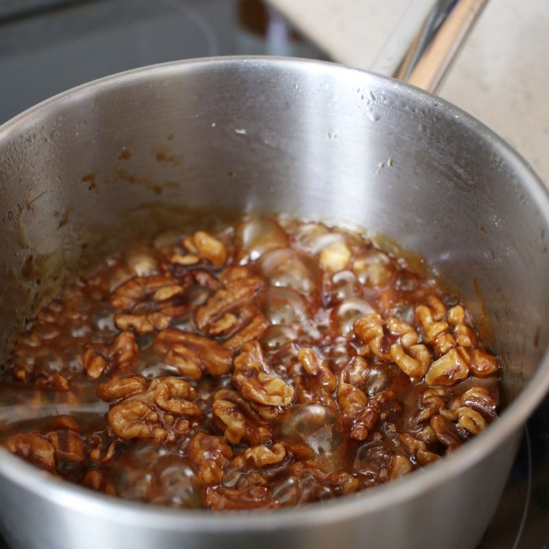 냄비에 이등분한 호두와 호두 조림 양념 재료를 넣고 2분간 조려주세요.
