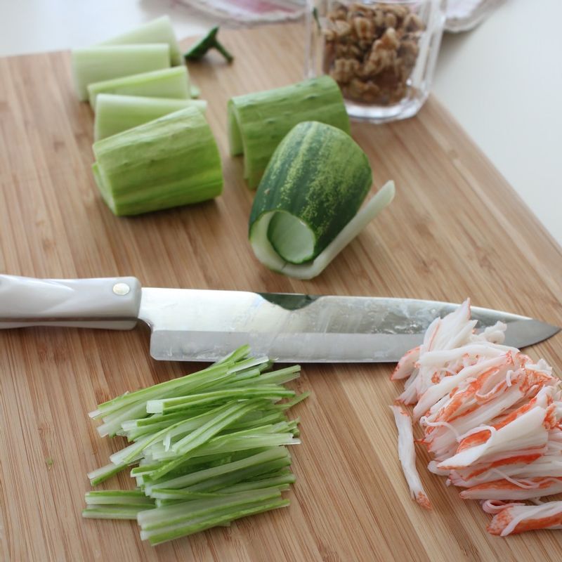 오이는 돌려깎기한 후 얇게 채 썰어주세요. 게맛살은 가늘게 찢은 후 마요네즈, 소금, 후추를 넣어 버무려주세요.