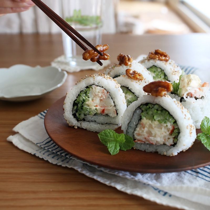 그릇에 담고 호두 조림을 올려 마무리해주세요.