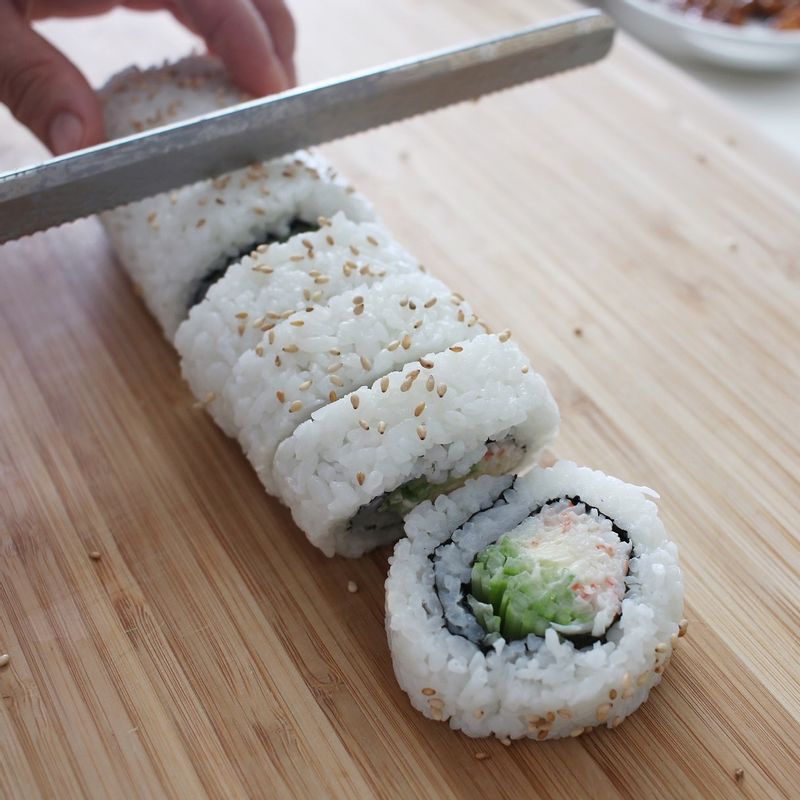 통깨를 뿌리고 먹기 좋은 크기로 잘라주세요.