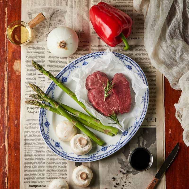 찹스테이크을 위한 재료 이미지로 쇠고기 등심(또는 안심),양파,빨강 파프리카,아스파라거스,양송이버섯 등으로 구성 되어있습니다.