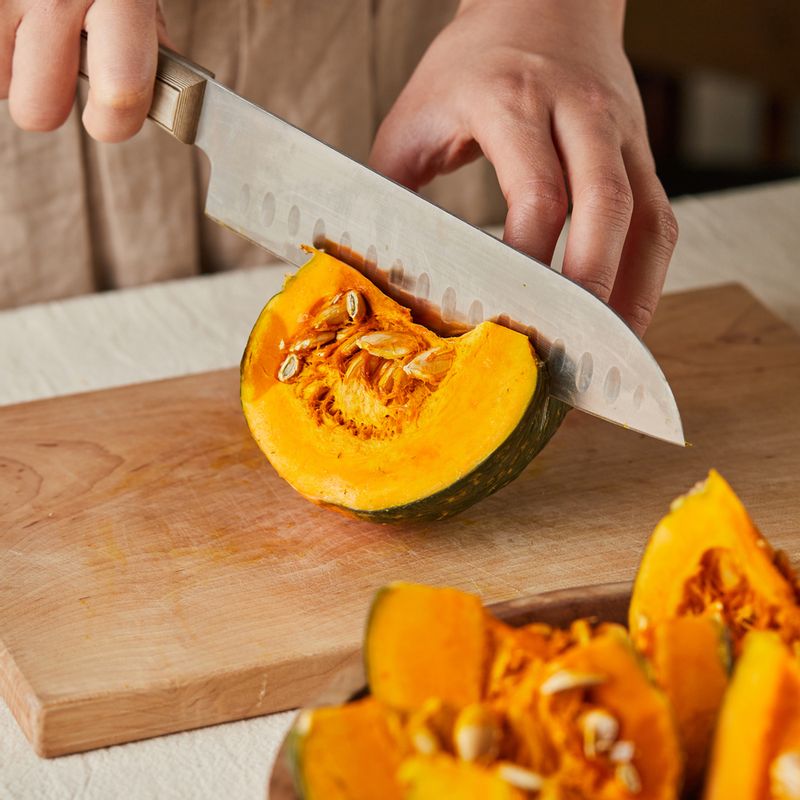 단호박을 깨끗이 씻어 꼭지 부분을 떼어내고 8등분하여 씨를 제거해 주세요.