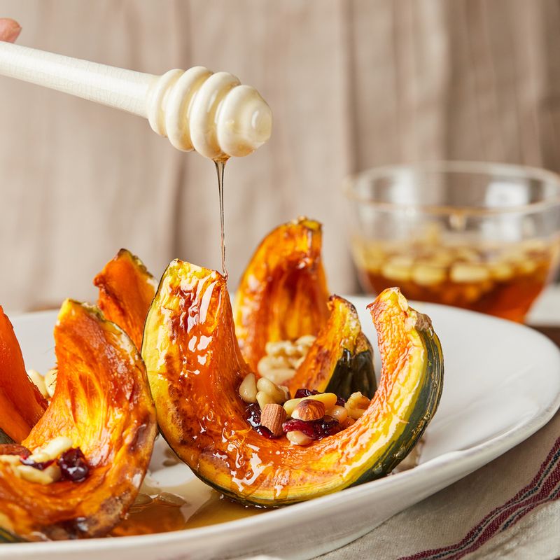 구워진 단호박에 소스를 올려 완성해 주세요.