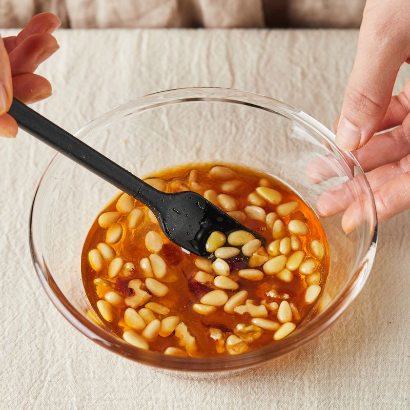 소스 재료를 섞어주세요.