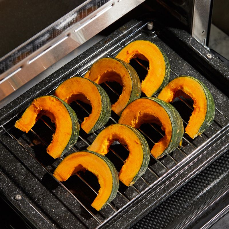 "법랑 접시에 석쇠를 놓고 단호박을 일정한 간격을 두고 올린 후 1단에 넣고 광파오븐 자동 요리 <오븐>에서 <군고구마>를 선택한 후 0.4kg을 선택하여 시작해 주세요. 요리가 시작되면 조절 기능으로 5~10분 줄여주세요. 
 * 광파오븐 스팀 물통에 물을 채우고 시작해주세요."
(tip. "오븐에 전송"버튼을 누르면 시간을 줄일 필요 없이 간단하게 설정할 수 있어요)