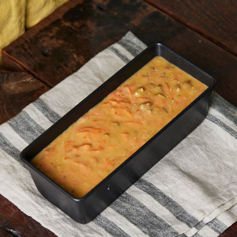 식빵 틀에 올리브 오일을 살짝 바르고 식빵 틀 높이의 80~90% 정도 반죽을 채워주세요.
(tip. 25X10cm 크기의 틀을 사용했어요)