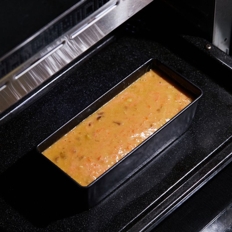 "법랑 접시에 식빵틀을 올린 후 1단에 넣고 광파오븐 수동 요리 <스팀 오븐>에서 170도로 50~55분간 구워주세요.
* 광파오븐 스팀 물통에 물을 채우고 시작해주세요."
(tip. "표면이 부풀어 갈라지고 갈색을 띠고 이쑤시개를 찔러 보아 반죽이 묻어나지 않으면 다 구워진 것이에요,
구운 후 바로 틀에서 꺼내 망에 올려 식혀야 가라앉지 않아요")